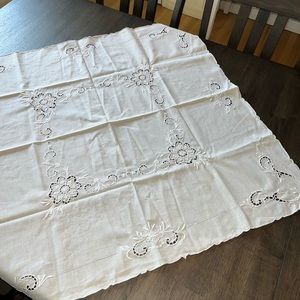 Vintage 32x34” table linen